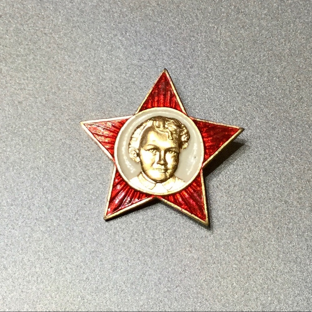 10KT gold and red, white enamel Oktyabrenok USSR - Soviet era enameled badge pin
